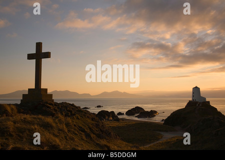 Steinkreuz und alten Leuchtturm auf felsigen Tipp von Llanddwyn Island National Nature Reserve, Newborough, Anglesey Stockfoto