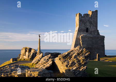 Burg aus dem 13. Jahrhundert und Reste der Porth Newydd auf Castle Point mit Kriegerdenkmal, Aberystwyth, Ceredigion, Dyfed, Wales, UK Stockfoto