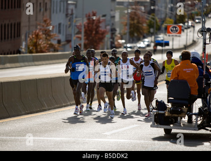 Erste Gruppe von Mann Läufer überqueren Sie die Brücke Pulaski aus Brooklyn, Queens während der New York City Marathon 2008