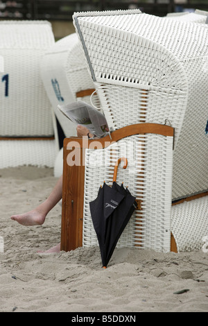 Urlauber, die Zeitungslektüre im Strandkorb, Heiligendamm, Deutschland Stockfoto