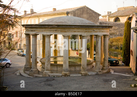 Romain Stil Lavoir in Grignan, Drome Frankreich.  blauer Himmel vertikale 81112 Grignan Stockfoto