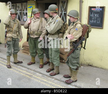 jährliche ww2 Kriegszeit Wochenende Pickering North Yorkshire, amerikanische Soldaten auf der Straße vor Pub Stockfoto