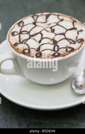 Ein italienischer Cappuccino mit Schokolade Sirup auf der Oberseite Stockfoto