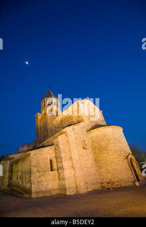 Grignan Schloss. Dämmerung der Nacht Zeit. Fluter blauer Himmel Mond vertikale 81128 Grignan Stockfoto