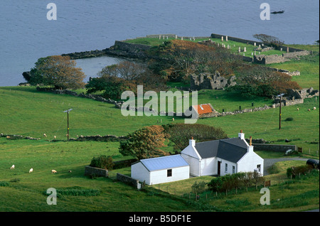 Haus und Friedhof von Weisdale Voe, Mainland, Shetland-Inseln, Schottland, Sound, Europa Stockfoto