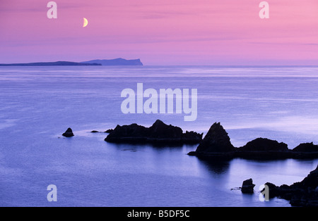 Sonnenuntergang über Sand Wick und aufgehenden Mond über Foula in Entfernung, Eshaness, Shetland, Schottland, Europa Stockfoto