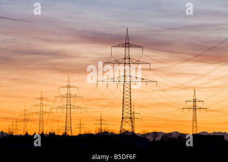 Deutschland, Bayern, Pylonen bei Sonnenuntergang Stockfoto