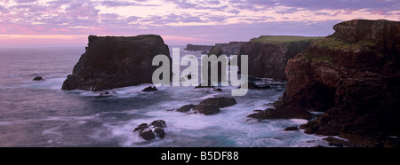 Sonnenuntergang am Eshaness Basaltfelsen, Moo Stapel auf der linken und tief erodierten Küste mit Höhlen, Northmavine, Shetland-Inseln, Schottland Stockfoto