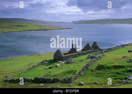 Crofthouse und Loch, West Mainland, Shetland Islands, Schottland, Europa ruiniert Stockfoto