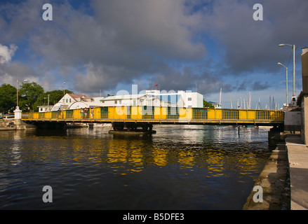 BELIZE Stadt BELIZE Swing Bridge überquert Haulover Creek im Zentrum von Belize City Stockfoto