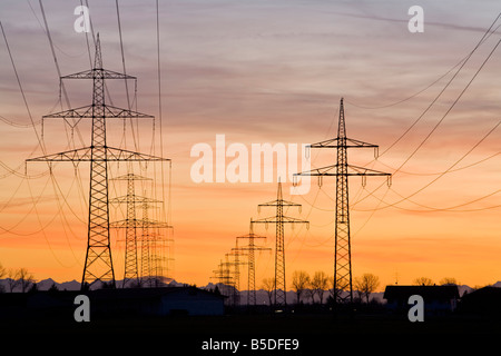 Deutschland, Bayern, Pylonen bei Sonnenuntergang Stockfoto