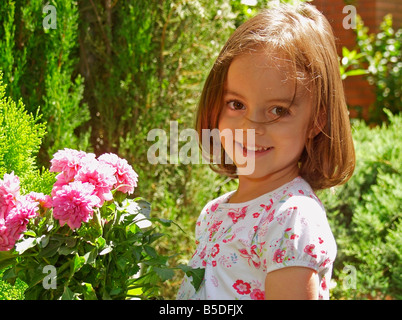 Kleines Mädchen im Garten Stockfoto