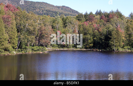 Herbst am Tupper Lake im Herzen der Adirondack Mountains in New York. Stockfoto