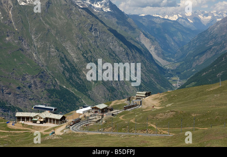 Blick hinunter auf Riffelberg und talwärts Vispa jenseits im Wallis, Schweiz Stockfoto