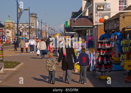 Blick entlang der Strandpromenade der goldenen Meile in Great Yarmouth, Norfolk, Großbritannien Stockfoto