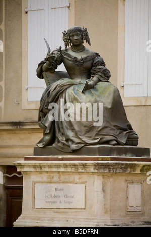 Statue von Mme de Sevigne in Grignan, Drome Frankreich.  blauer Himmel vertikale 81109 Grignan Stockfoto