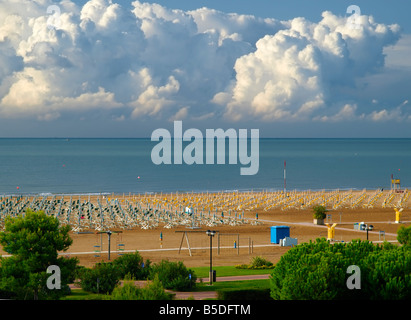 Panoramablick zum Meer mit leeren Sandstrand, dramatischer Himmel, Anfang September, Bibione, nördliche Italien, Adria, Eur Stockfoto