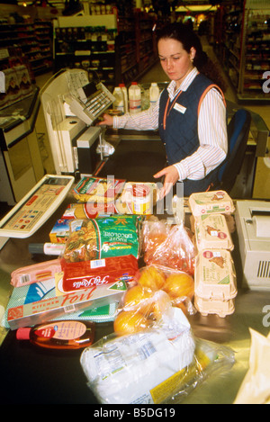 Frau, die beim Check-Out von einem Sainsbury Supermarkt, London, England, Europa Stockfoto