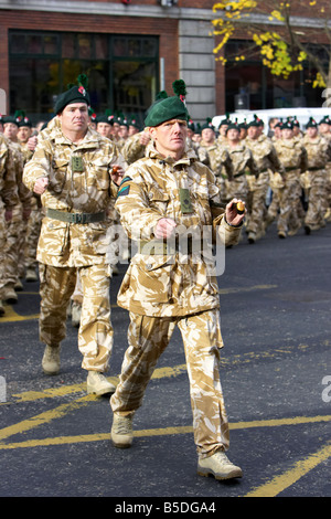 großen führende Mitglieder der Royal Irish Regiment RIR Parade auf Heimkehr aus dem Irak und Afghanistan in Belfast City Centre Stockfoto