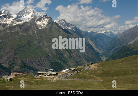 Blick hinunter auf Riffelberg und talwärts Vispa jenseits im Wallis, Schweiz Stockfoto