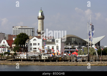 Das Hotel Neptun, der alte Leuchtturm und der Teepott Warnemünde, Deutschland Stockfoto