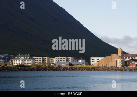 Die Stadt Isafjördur westlich von Island Stockfoto