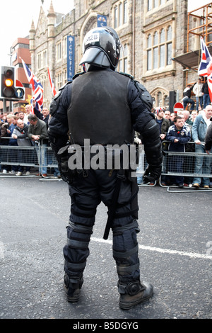 PSNI Police Service of Northern Ireland Riot Control Officer steht Bewachung während Loyalist Protest Parade Belfast Stadtzentrum Stockfoto