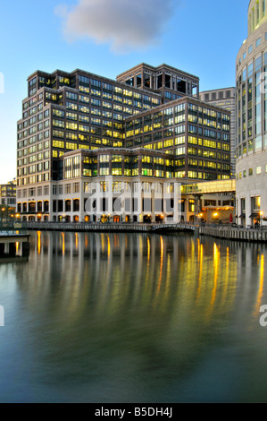 Abenddämmerung Blick über das Dock, um 25 Cabot Square Canary Wharf London Vereinigtes Königreich Stockfoto