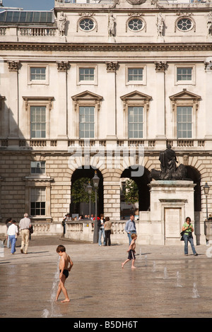 Kinder spielen in den Brunnen im Hof des Somerset House in London Stockfoto