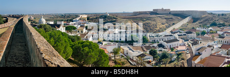 Portugal, der Ost-Algarve Castro Marim, Blick aus dem 11. Jahrhundert Burg über die Stadt zum Castelo de Sao Sebastiao Stockfoto