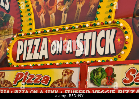 Snack Essen Schild an einem Getränkestand Kirmes Stockfoto