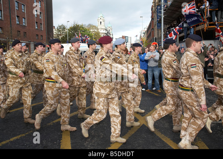 Mitglieder der Royal Irish Regiment RIR Parade auf Heimkehr aus dem Irak und Afghanistan in Belfast City Centre Stockfoto