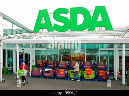 der Eingang zum Asda Supermarkt bei Penryn, Cornwall, uk Stockfoto