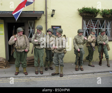 jährliche ww2 Kriegszeit Wochenende Pickering North Yorkshire, amerikanische Soldaten auf der Straße vor Pub Stockfoto