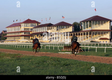 Jockeys und Pferde während des Trainings auf einer Pferderennbahn in den Morgen, Iffezheim, Deutschland Stockfoto