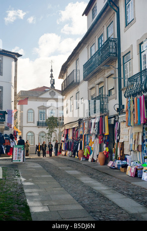 Portugal Minho Valenca Minho Straße gesäumt mit Geschäften Stockfoto