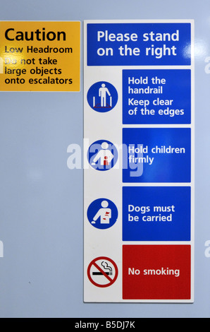Unterricht und Warnzeichen auf der London Dockland Light Rail DLR-UK Stockfoto