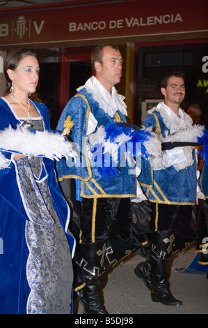 Die Menschen Sie Rüden und eine Hündin in traditionellen Christian Costume bei der Fiesta der Mauren und Christen Guardamar del Sugura Spanien spanische Fiestas Stockfoto