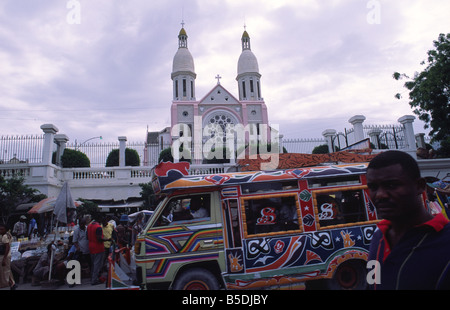 Der Hektik der Innenstadt von Port-au-Prince auf Haiti mit "Armaturen Armaturen" – den Ortsbussen bunt bemalt Stockfoto