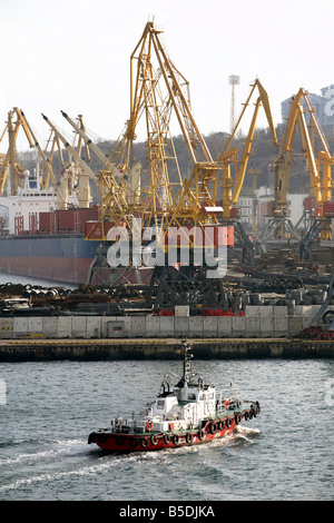 Lotsenboot und Ladekrane in einem Hafen, Odessa Stockfoto
