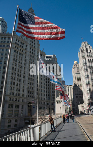 Wrigley Building Links Tribune Tower auf Recht, Chicago, Illinois, USA, Nordamerika Stockfoto