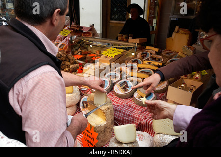 Ein Käse-Stall in Paris, Frankreich Stockfoto