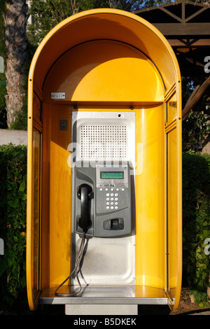 moderne gelbe öffentlichen Telefon Stand Protaras Zypern mediterran Stockfoto