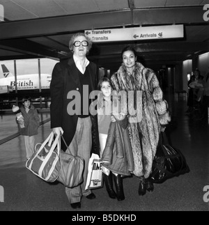 Unterhaltung: Film-Schauspieler: Michael Caine und Frau Shakira und Tochter Natasha (7) Flughafen Heathrow nach Los Angeles zu verlassen. Sie sind seit Weihnachten hier und kehren zurück nach Hause nach Hollywood und für Natascha, zur Schule zurückzukehren. Dezember 1980 80-07247 Stockfoto