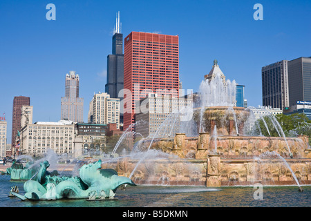 Buckingham Fountain im Grant Park mit Sears Tower und die Skyline hinaus, Chicago, Illinois, USA, Nordamerika Stockfoto