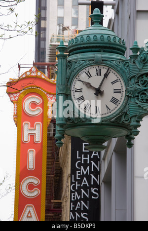 Der Marshall Feldbildung Clock und Chicago Theater hinter, Chicago, Illinois, USA, Nordamerika Stockfoto