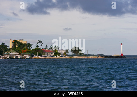 BELIZE BELIZE Belize Stadthafen an der Mündung des Haulover Creek Fort George Lighthouse auf der rechten Seite Stockfoto