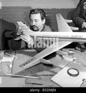 Fabrik wo Flugmodelle für die Reisebüros vorgenommen werden. Männer machen Modellflugzeuge. Modell Hersteller Malerei Höhenleitwerk des Modells ca. 1960 Stockfoto