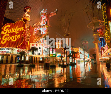 Nacht-Reflexionen auf nasser Straße Leuchtreklamen an der Fremont Street in Las Vegas Nevada Vereinigten Staaten von Amerika Nordamerika Stockfoto