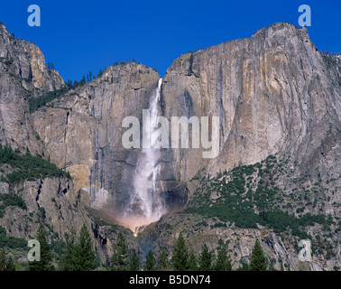 Wasserfall stürzt über Felswand bei Rainbow Falls im Yosemite Park, UNESCO-Weltkulturerbe, California, USA Stockfoto